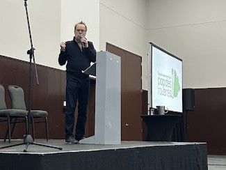 Conférence avec le comédien Denis Bouchard au congrès du regroupement des popotes roulantes 2025