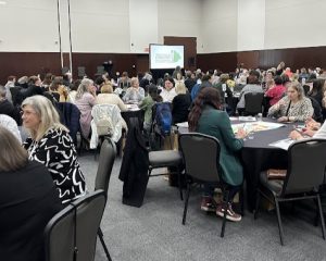 Participants en petits groupes aux ateliers-conférences du regroupement annuel des popotes roulantes 2025