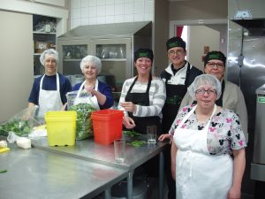 Photo d'équipe dans la cuisine de la popote roulante dans l'article Pourquoi les popotes roulantes sont vitales au Québec #popotesroulantes #RPRQ