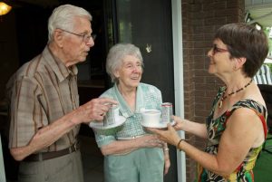 Visite d'un couple de personnes âgées dans l'article Pourquoi les popotes roulantes sont vitales au Québec #popotesroulantes #RPRQ