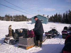 Livraison des repas en motoneige l'hiver dans l'article Pourquoi les popotes roulantes sont vitales au Québec #popotesroulantes #RPRQ