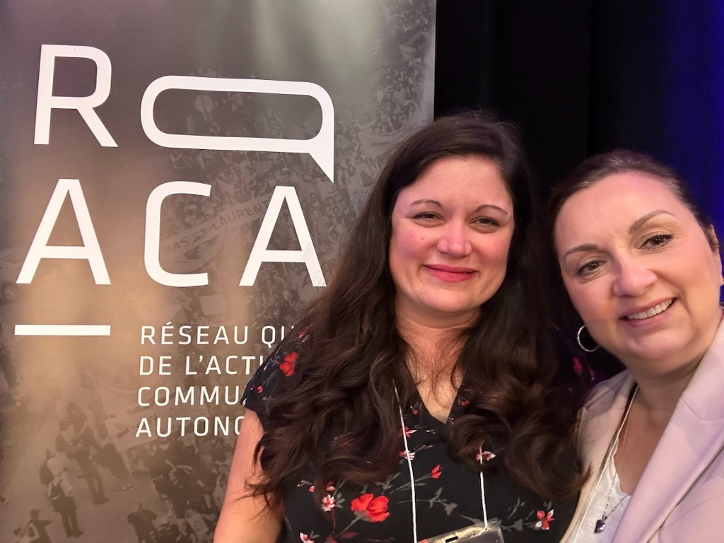 Karine et Josée devant la bannière du RQ-ACA