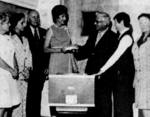 Archive d'octobre 1973 présentant la boîte utilisée pour le transport des repas avec les popotes roulantes